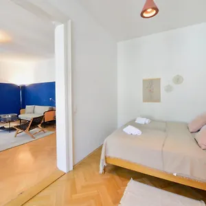 beautiful-flat-next-to-karlskirche-apartment.vienna-besthotels.com/